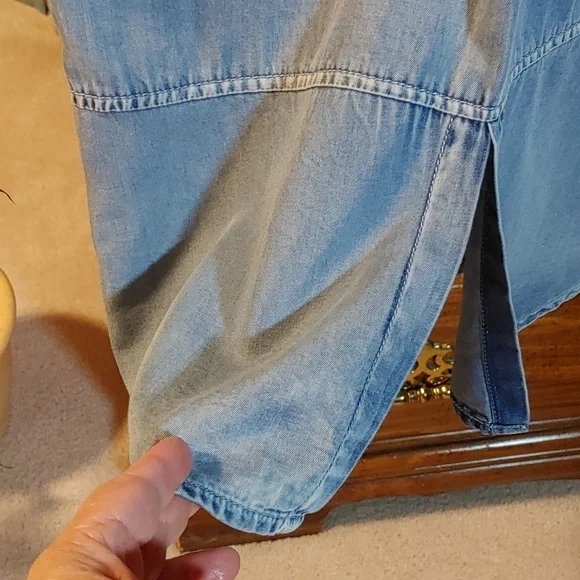 💚Guess Women's Denim sleeveless shirt - Picture 5 of 9